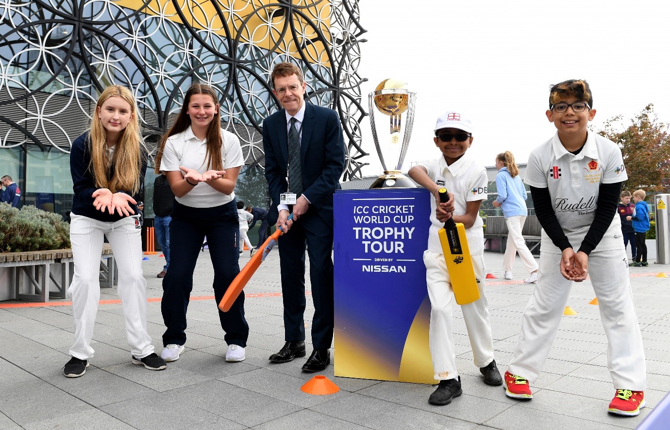 Mayor of the West Midlands Andy Street with youngsters from Harborne Cricket Club. Picture courtesy of Ravi Masih, Warwickshire County Cricket Club
