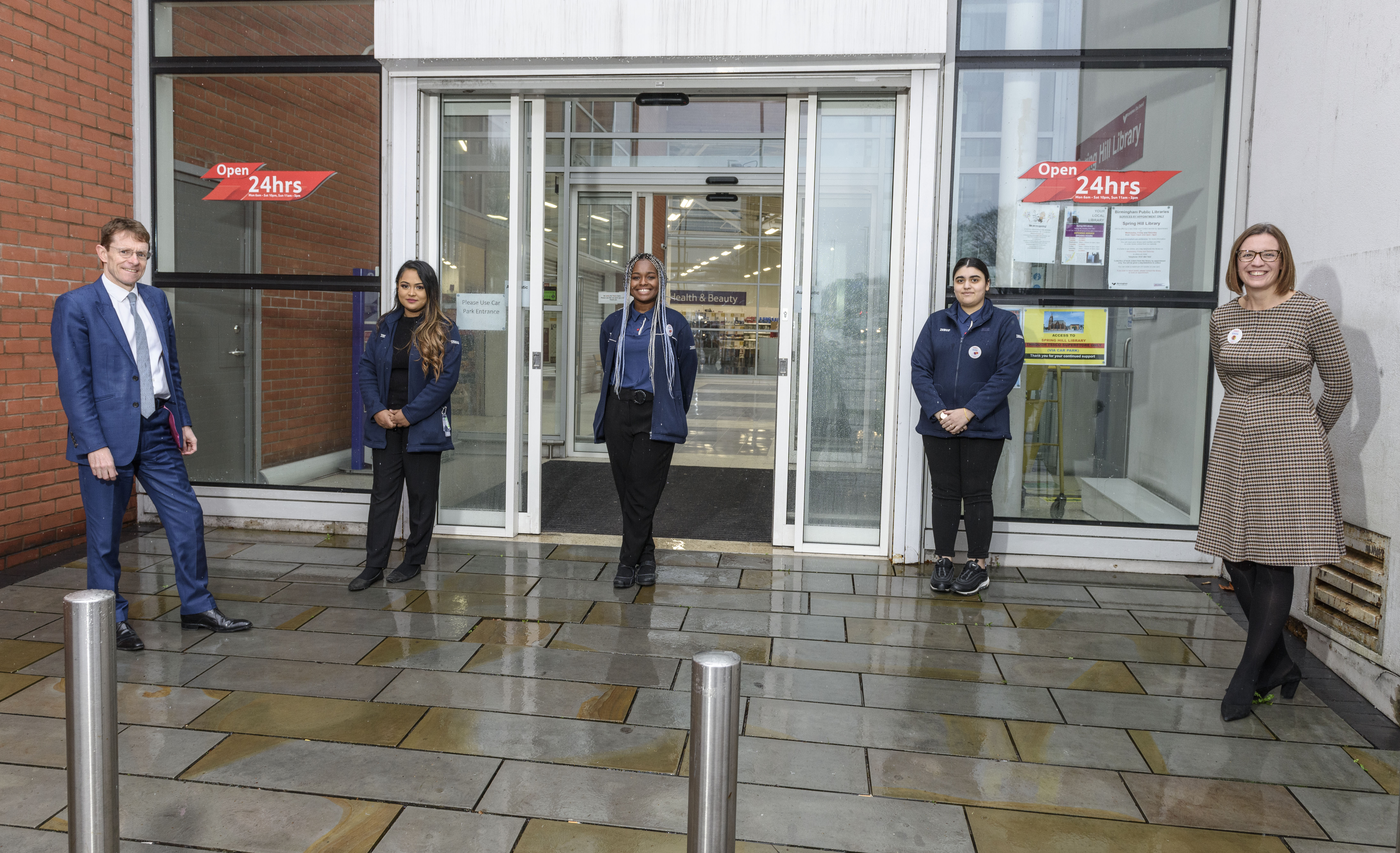 L-R Mayor of the West Midlands Andy Street meets Kickstarters Neli Aktar, Renee Squire and Anisa Shaid, with Emma Taylor, Tesco’s UK & ROI People Director, outside the Spring Hill superstore